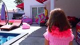 亲子互动：小萝莉和她的朋友们在玩芭比娃娃。