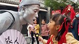 小男孩扮演哪吒戏弄铜人，淡定的他不为所动，接下来的举动太暖心