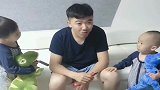 相差2岁的兄弟俩，看到爸爸吃东西竟是这一副样子，看完不许笑