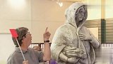 国外恶搞：帮忙打苍蝇，竟把雕像给击倒了，路人都被吓到了