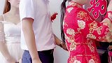 结婚当天，婆婆为了给儿媳一个下马威，竟让一个怀孕的新娘，在门口敲了两个小时！