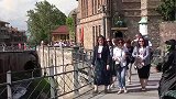 男子故意伪装成假人捉弄路人，真是太贱了