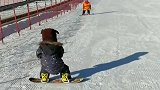 第一次带儿子滑雪，他居然滑成这样，我彻底惊呆了！
