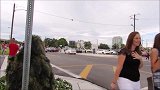 街头草人恶作剧，男子伪装成草人吓路人，路人纷纷被吓