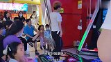 跳舞机上小哥哥，把舞跳得干净利落引大波观众，美女看都嫉妒太牛
