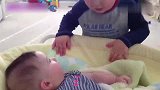 妈妈让大宝照看小宝宝,接下来哥哥的举动把妈妈暖哭了