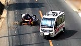 湖北一摩托车路口被三轮撞倒 后座大妈“劈叉”落地被送医