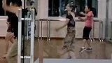 女学员练习拉丁舞，老师一看不由自主捂头