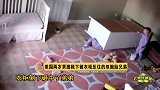 爱的力量，两岁男孩为救弟弟推动大衣柜