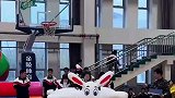 学生玩龟兔赛跑，还有专门扮尾巴的