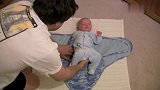 奶爸展示如何把宝宝包成小茧蛹睡觉，外国宝宝这睡觉方式厉害了