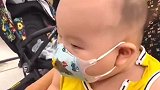 宝宝暴力摘口罩，取下后表情亮了，人类幼崽太萌了！