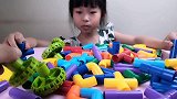 宝贝用水管积木搭了一辆小汽车