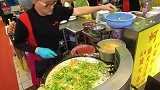 街头美食：台湾传统小吃蚵仔煎，上一次看到蚵仔煎还是转角遇到爱