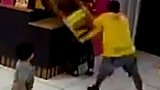 巴西一名劫匪抢劫冰淇淋店 被店员用椅子猛砸后制服