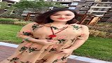 70后大姐穿着连衣裙，时尚靓丽