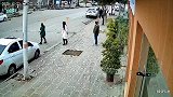 路人没有提前预判并且阻止，所以路人全责