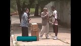 恶作剧：老头街头变魔术，路人差点入监狱