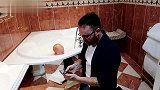 宝宝一直大哭宝爸实在没辙，就抱着儿子去泡澡，这能管用吗