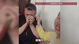 男子鹦鹉失而复得，手里握着边哭边亲，网友：太感性了叔
