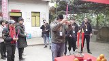 第一次拍贺岁片，几个舅子嬉皮笑脸的，一点也不庄重！