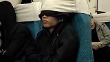 搞笑视频集锦：如何在火车上睡一个安稳的觉？高手在民间啊