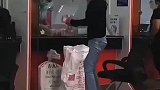 提着麻袋去存钱，这是生怕强盗不知道