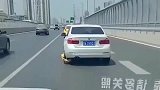 这司机真是个狠人，搞笑了