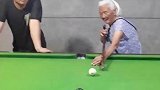 老奶奶打球耍赖，用拐杖捅黑八