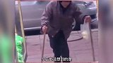 流浪汉每天给宠物狗带吃的温暖了无数人，狗狗懂他的善良