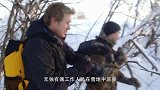 雪地中传来微弱叫声，男子赶紧跑过去查看，下一秒感动的落泪