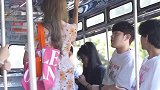 公交上意想不到的可耻一幕，不轨男子多行不义必自毙！