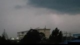 雷雨交加给二咪子吓坏了