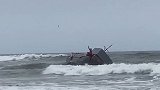 美国一海岸船只倾覆致3死：事发时海面波涛汹涌，有人挥手求救