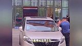 叶童被粉丝拽下车，两位工作人员都没拦住，场面混乱毫无边界感