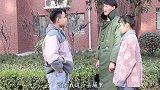 男子外出打工，每月给妻子打4000，回家探望却看到妻子捡垃圾