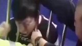 不仅被抓还被栅栏卡头，虽然很可怜但是太好笑了