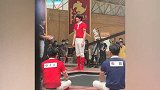 《奔跑吧》路透，蔡徐坤和沙溢牵手还抱腰，网友：想魂穿沙子爹