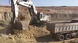 国外工地实拍：利勃海尔984挖掘机施工，大挖斗装车就是快