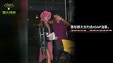 地表最辣情侣！蕾哈娜与黑人男友当街热吻，男方羞涩捂脸