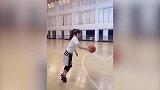 美女转身上篮！动作太标准了 关键是真漂亮