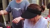 水管对着人浇水，这是啥习俗