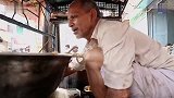 印度牛人在滚烫胡油锅里徒手炸薯条