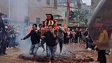 庙会活动拍下意外的一幕，你们见过这种游神民俗吗？