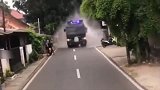 中国洒水车被外媒称赞！老外却叫苦连天，一看见洒水车拔腿就跑