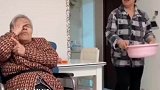 婆婆搬到儿媳娘家，悉心照料脑出血的亲家母