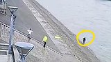 监拍：听到呼救飞奔下水，辅警用了不到30秒救出落水老人