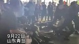 青岛海底捞员工与物业人员当街“火拼” ，警方：因卸货引纠纷，已传换涉案人员