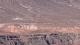 F-18“大黄蜂”战斗机“大摇大摆”穿越死亡谷