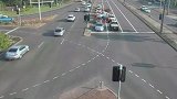 澳大利亚：一失控车辆横穿繁忙七车道，幸运避开所有过往车辆